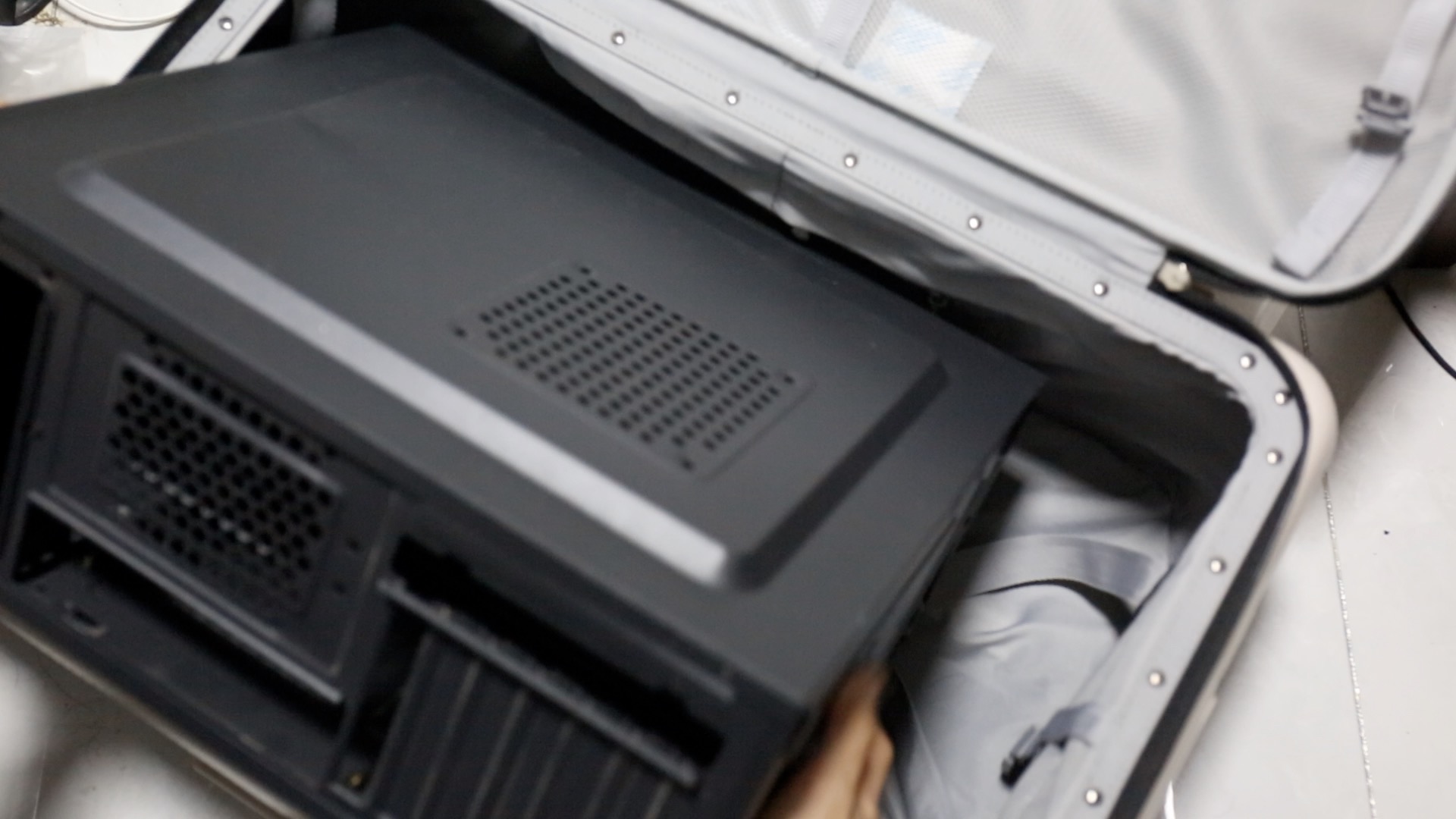 但是原来的机箱,行李箱就根本放不下 但是原来的机箱,行李箱就根本放不下