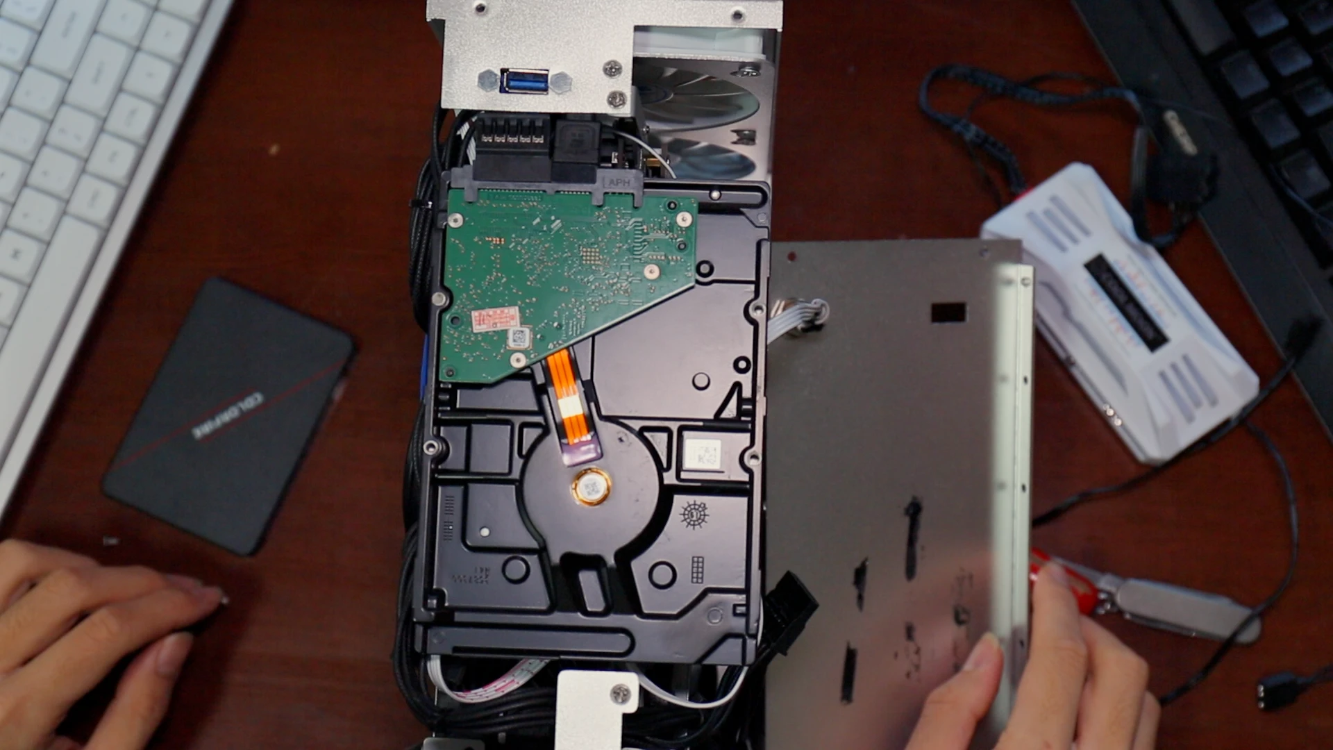 占据整个前面版的硬盘 占据整个前面版的硬盘